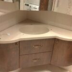 Особенности и преимущества угловой мебели в ванной комнате