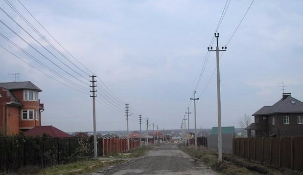 Проложенный электропровод в населенном пункте