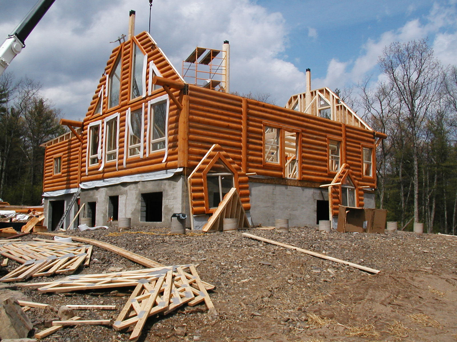 Строим деревянные дома россия. Деревянные постройки. Стройка дома. Постройка домов. Недостроенный деревянный дом.