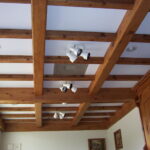 Поднятие потолка в деревянном доме: проверенные способы
