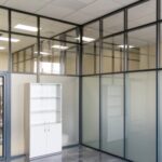 Стеклянные офисные перегородки: Прозрачное преимущество в современном офисном пространстве