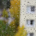 Почему текут окна во время дождя: причины и экспертные мнения